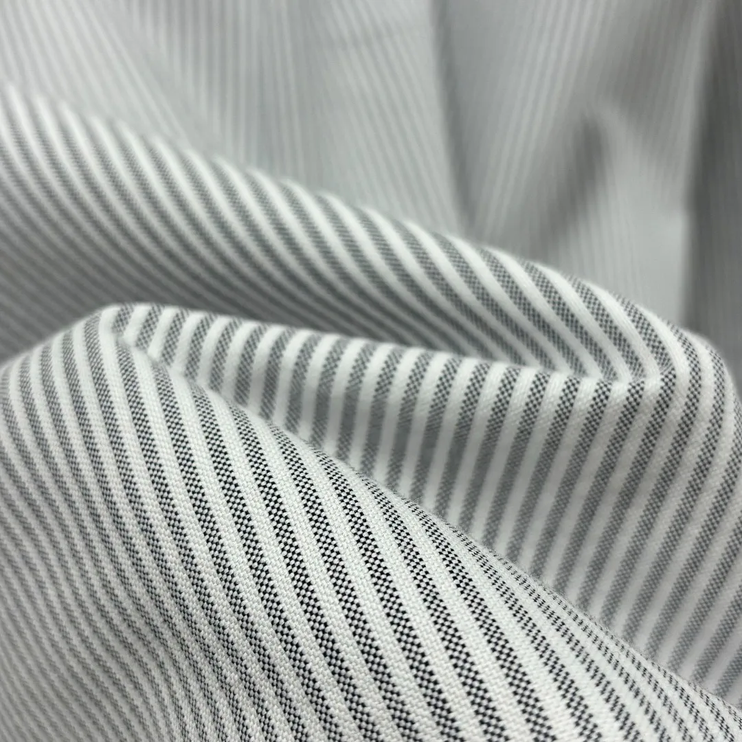 🅿️250 Ralph Lauren/Ralph Lauren imitation striped embroidered shirt. It is made of 100% cotton Oxford fabric. The 100% cotton material makes it very breathable. It is comfortable to wear and not easy to sweat. It has a loose fit and a three-dimensional upper body. The lines are smooth and natural. From the shoulder line to the waistline to the hem, the line transition is smooth. There are no unnecessary folds or accumulation. The whole body is neat and stretched. The chest is embellished with the iconic pony embroidery. It is simple but highly recognizable. The color transition of the embroidery thread is natural. The stitches are even and the spacing is uniform and the stitches can be connected naturally. The lines are smooth and not stiff. Color: White Size: S M L XL